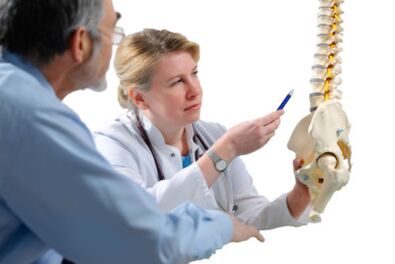Gydytojas konsultuoja pacientą dėl krūtinės ląstos stuburo osteochondrozės požymių